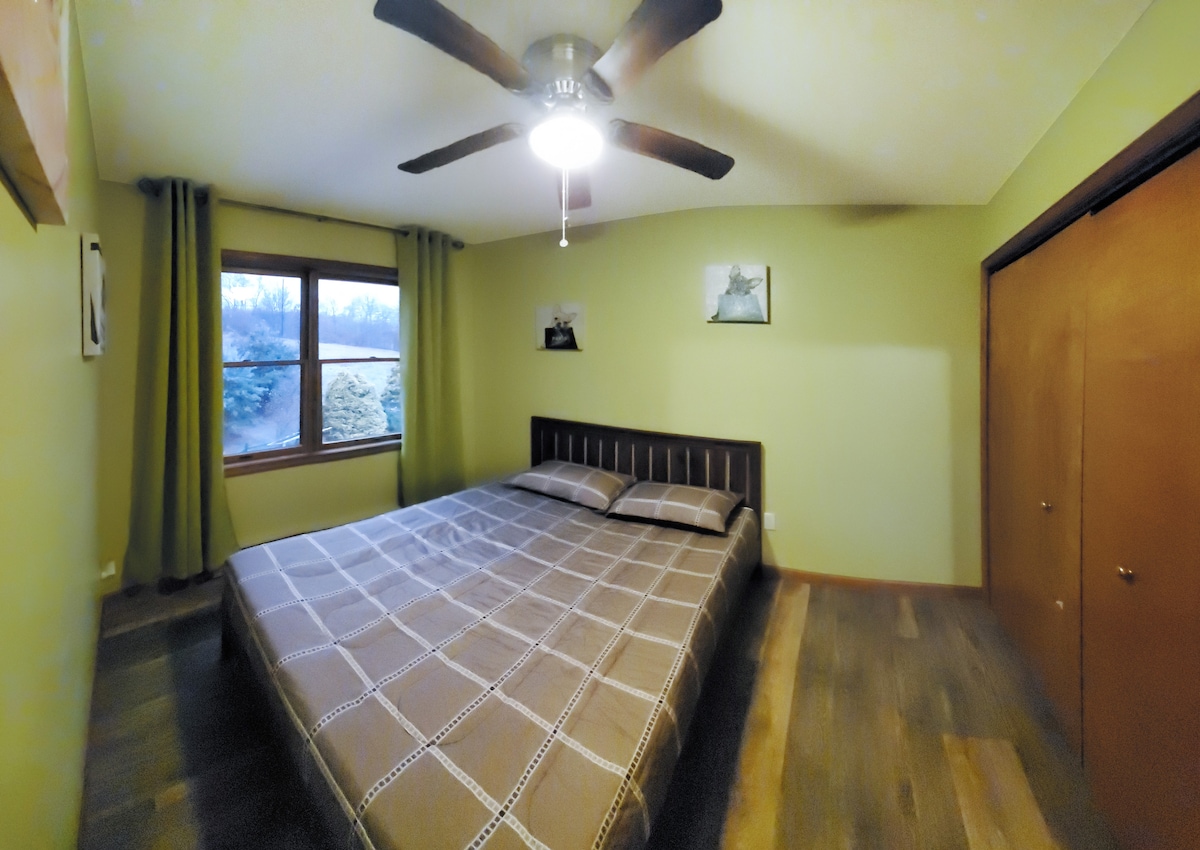 ห้องนอนชั้นสองพร้อมเตียงควีนไซส์ 