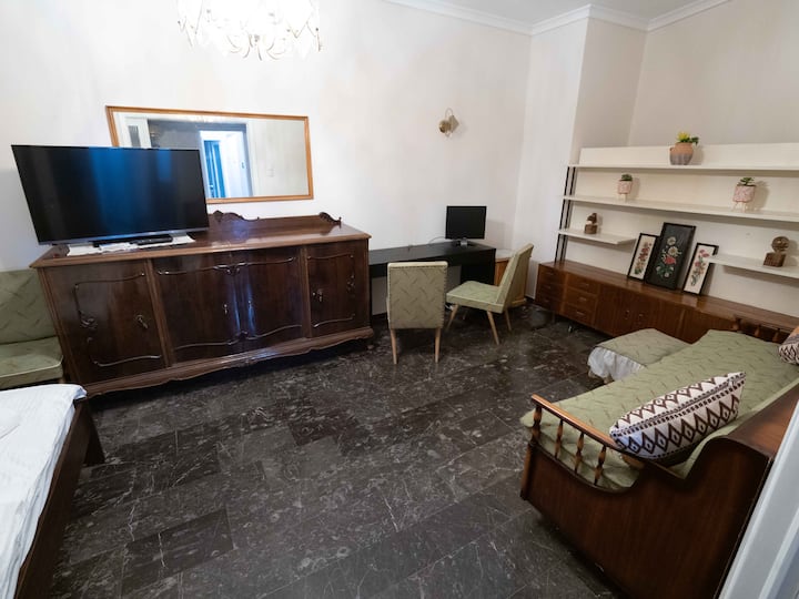 Large Traditional Greek Flat In Heart Of Elefsina - Элевсин