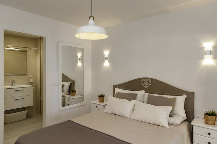 เตียงนอนสบายมาก 1.50 ม. x 2.00 ม.
สมาร์ททีวีและพัดลมในห้องนอน 