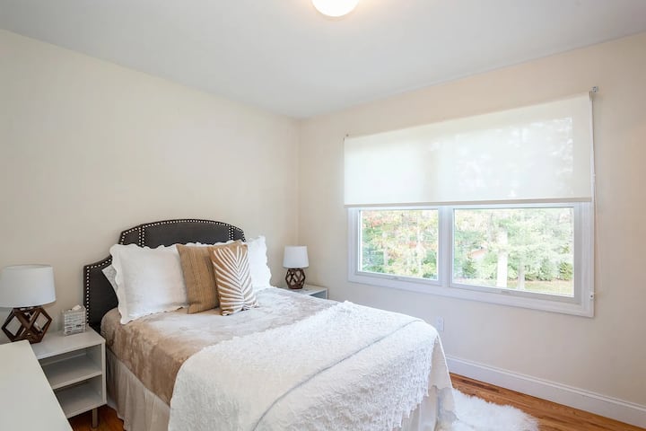 Спалня за гости с легло в пълен размер на горния етаж