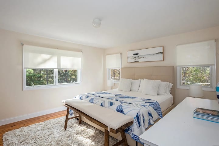 Основна спалня с двойно легло king size на горния етаж