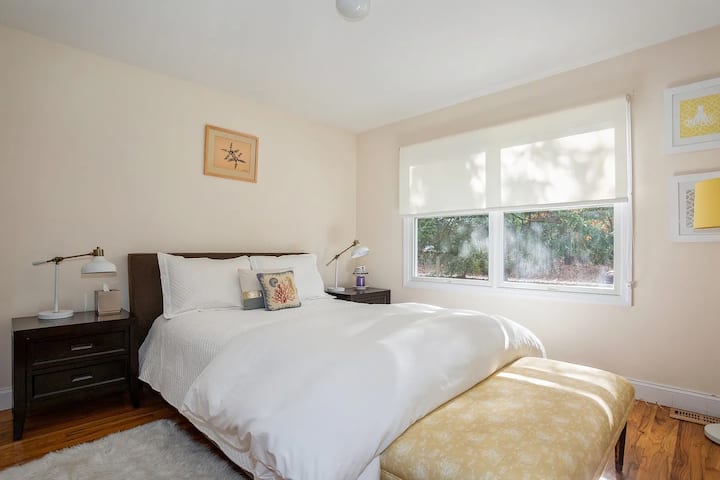 Спалня за гости с двойно легло на долния етаж