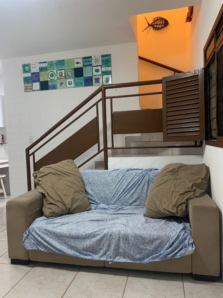 Obývačka a prístup na 1. poschodie.