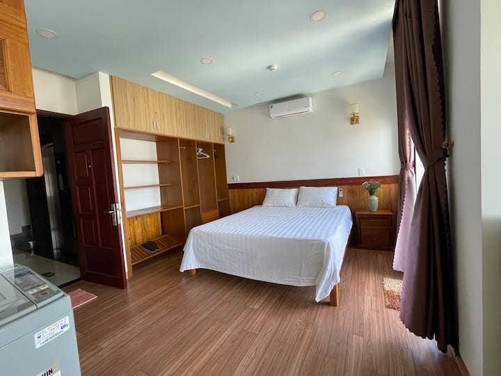 The large wardrobe is large with many compartments to get a lot of stuff, a large bed 1.8 x 2 m with a 25cm high spring mattress makes you feel very comfortable for sleeping. The mattress is ventilated and not too hard, not soft and smooth for the back and spine