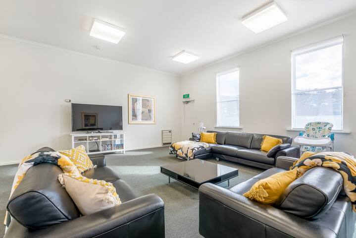 4 Bedroom House – Hobart CBD – Free Parking gallery image 3