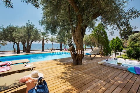 Incredible Seafront Villa with Pool & Jacuzzi