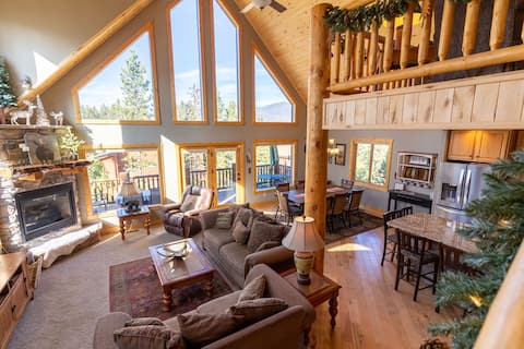 Lakeside Mountain Retreat with HOT TUB!