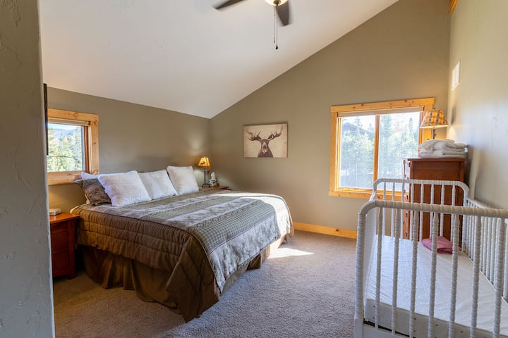 Camera da letto matrimoniale grande al piano superiore completa di culla a grandezza naturale. 