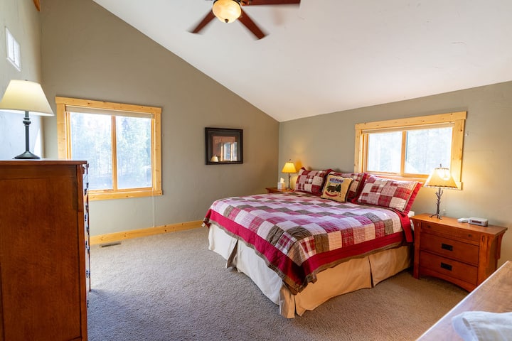 Dormi comodamente nella camera da letto matrimoniale grande situata al piano superiore. 