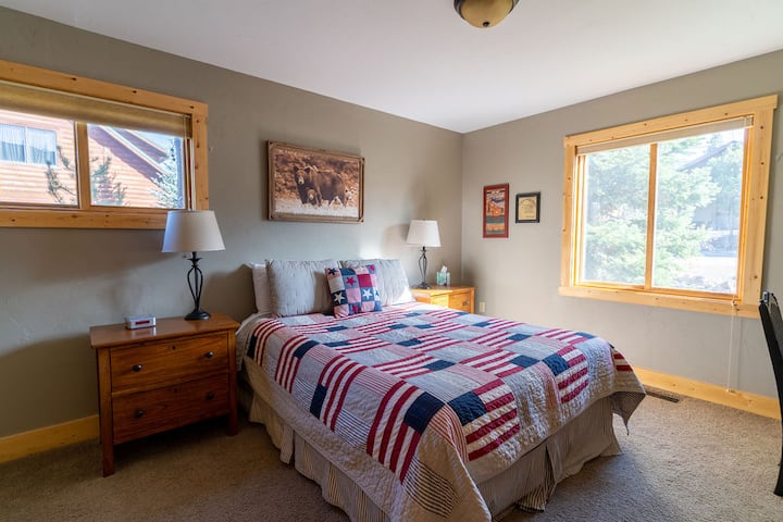 Camera da letto matrimoniale con scrivania al piano principale. 