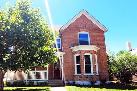 Historic Western Oasis w/AC & Parklike Backyard