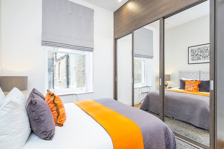 Penthouse Deluxe Serviced Two Bedroom with Balcony gallery image 4