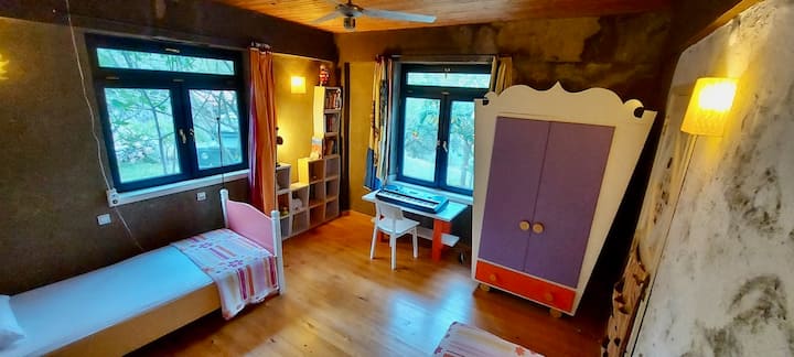 1/4 2nd bedroom downstairs.