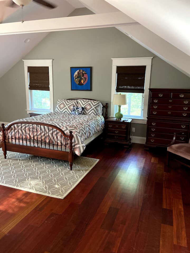Chambre privée au-dessus du garage avec salle de bain attenante.