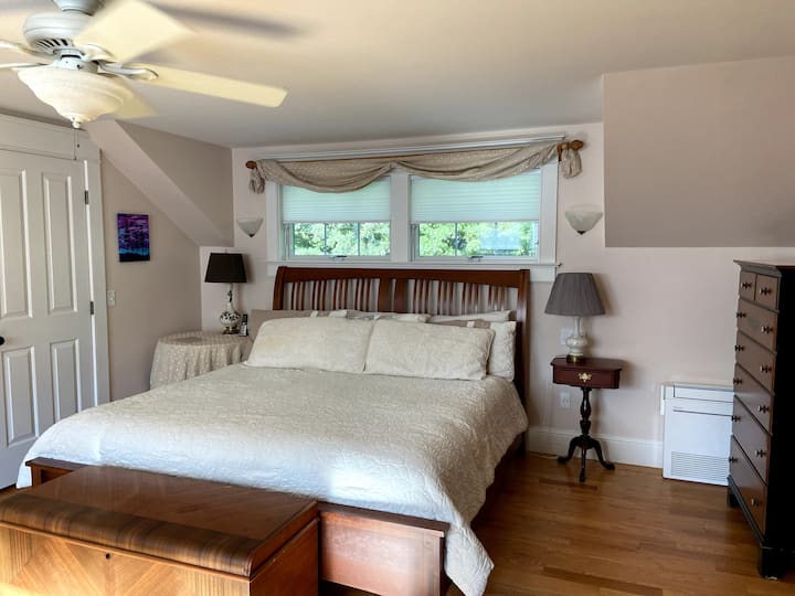 Lit King Size au 2ème étage dans la chambre principale avec salle de bain attenante.