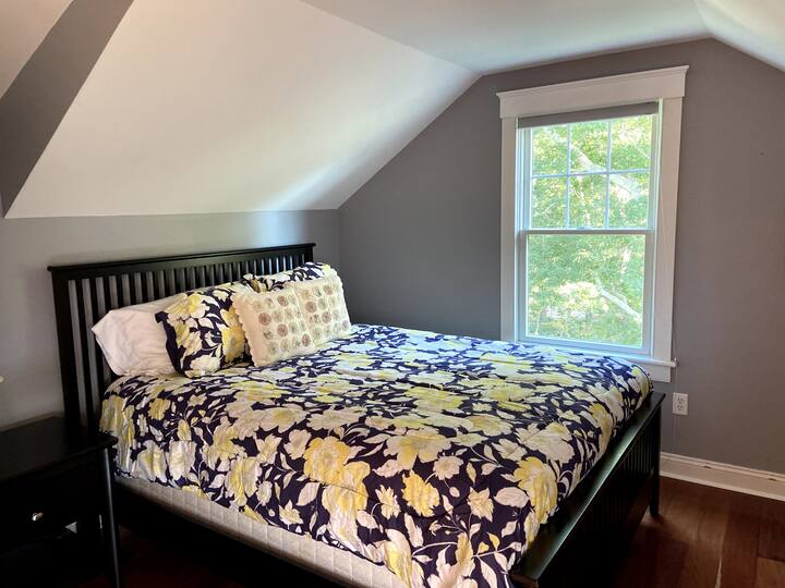 Lit queen size dans la chambre du 3e étage