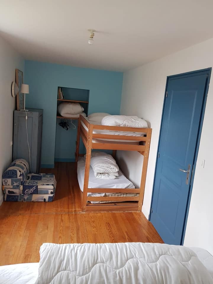 chambre 6
 2 lits en 90 x 190
 1 lit superposé 