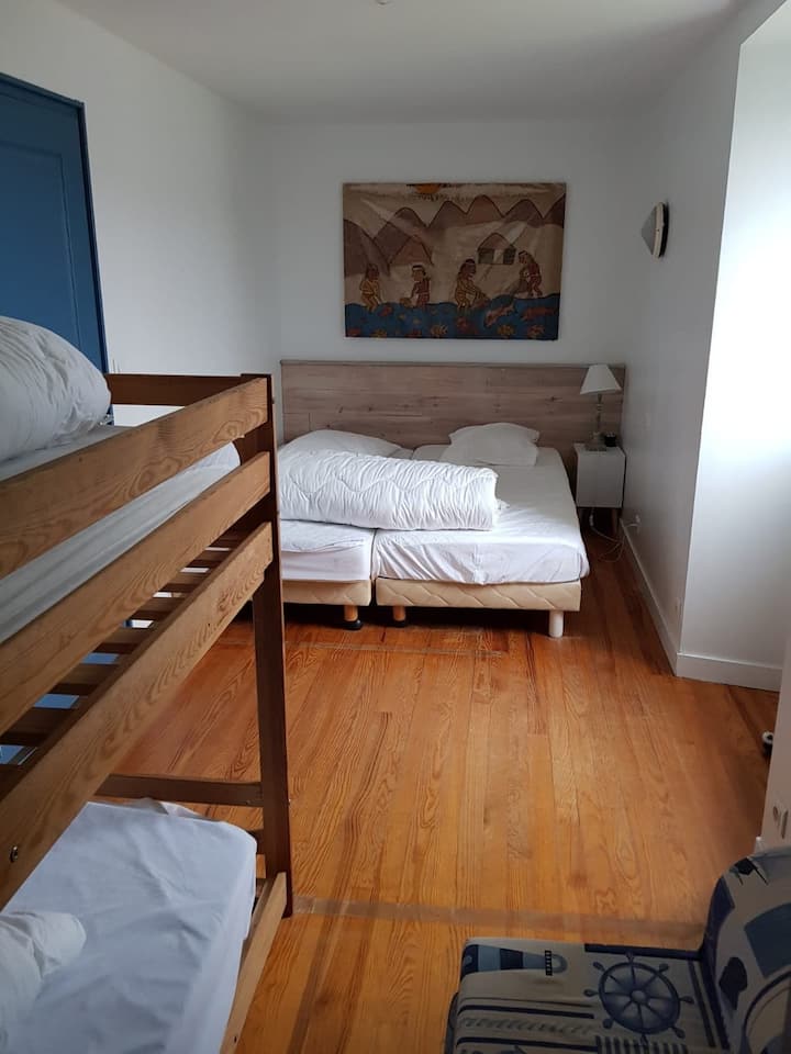 chambre 6
 2 lits en 90 x 190
 1 lit superposé 