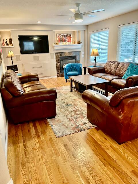 *8 BR *4 BATH -Sleep 16+ Groups OK - HUGE Gorgeous
