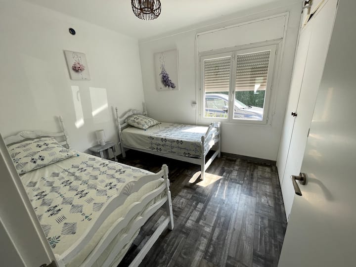 חדר שינה ילדים שתי מיטות וארון