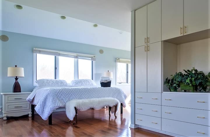 High-quality linens, sheets, and enough pillows to start a small pillow war.