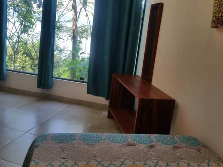 泳池房，配有美丽的海景、电视和风扇。