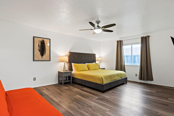 King-size bed with memory foam mattress, Sleep 2. Samsung smart TV. Ceiling fan with remote. Air conditioning. Closet with the sensor.
The sofabed/futon sleep 2.