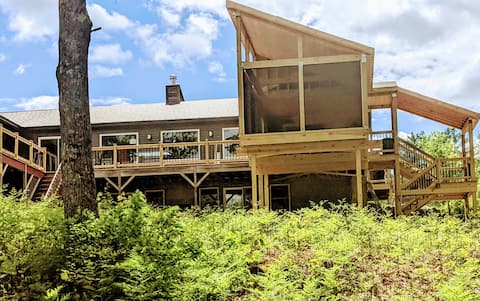 4 BR home w/outdoor hot tub near Ragged Mountain