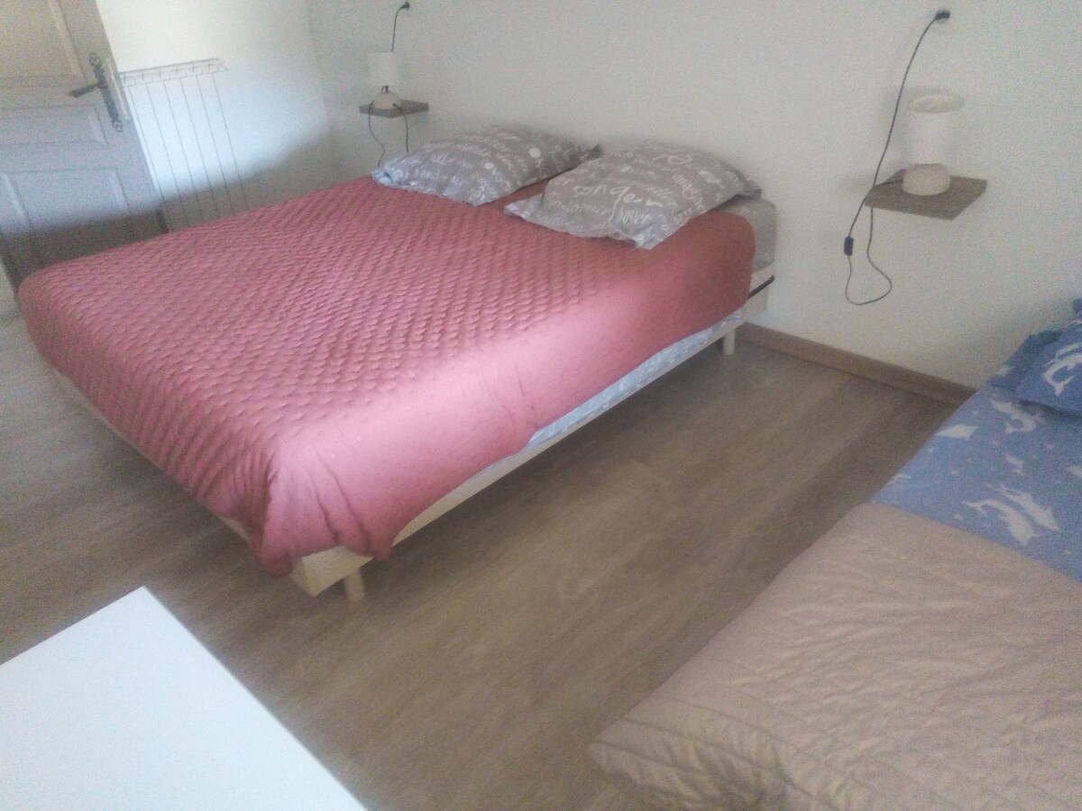 საძინებელი ნომერი 2 საწოლით ორი ადამიანისთვის