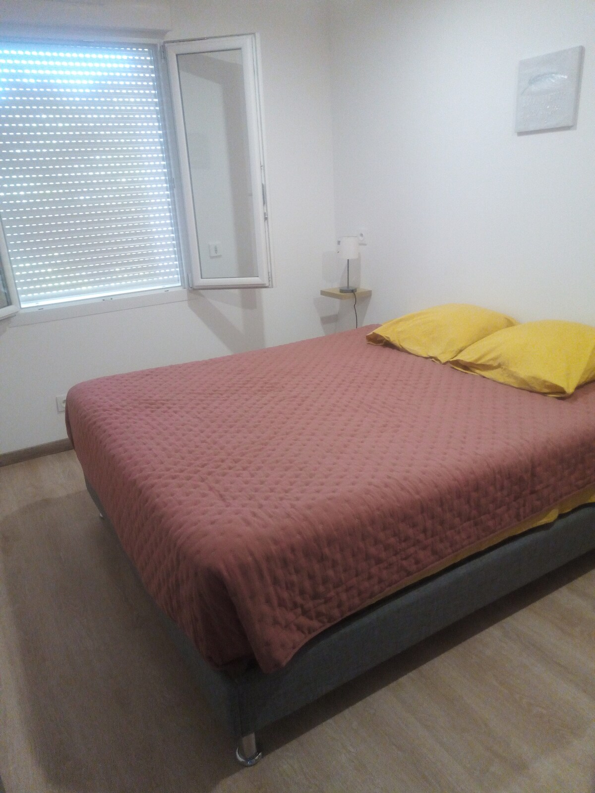 პირველი საძინებელი საწოლით 2 ადამიანისთვის