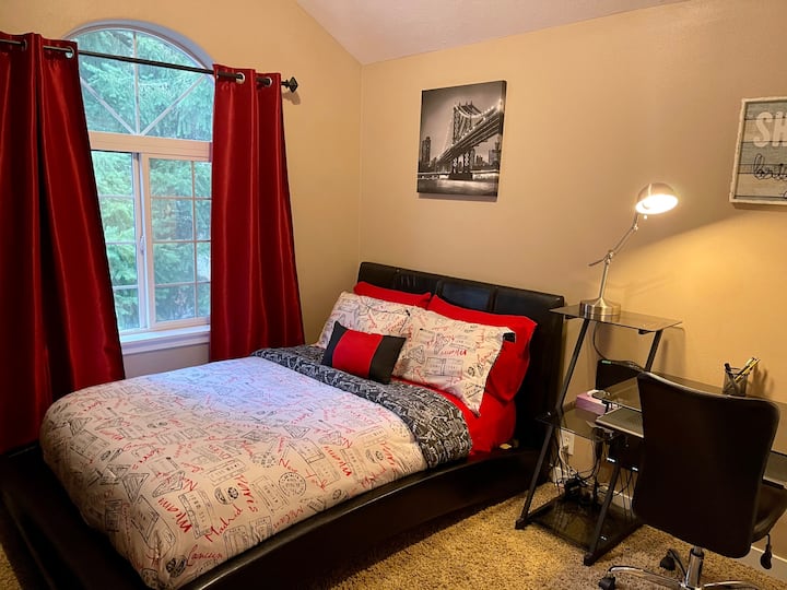 2nd bedroom, Queen bed
