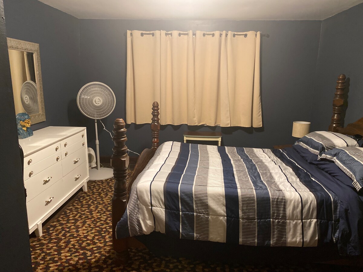 Това е голямото двойно легло!  Удобни и уютни с чисти чисти чаршафи, хипоалергенни калъфки за възглавници на 2 от 4 възглавници за вашия комфорт.
