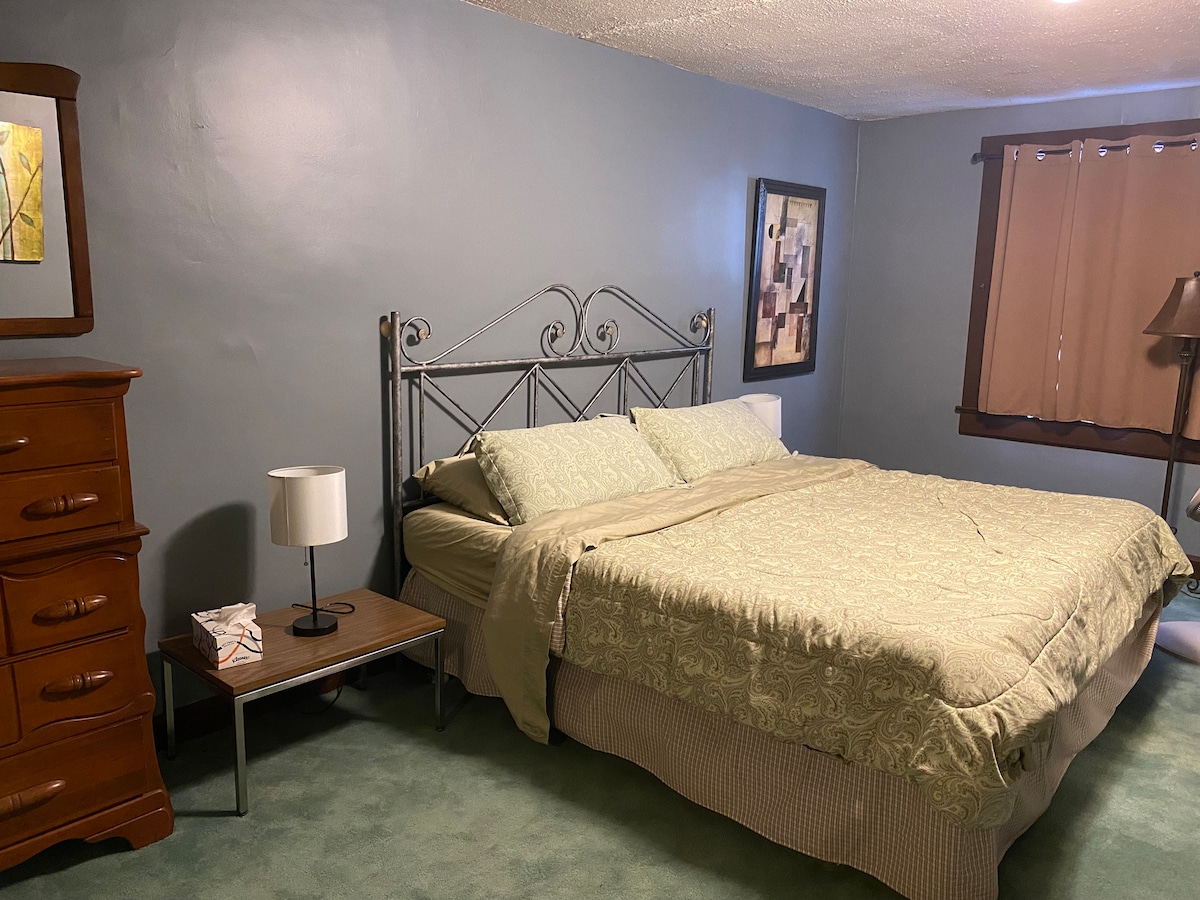 Легло тип Кинг, удобно и уютно!  2 от 4 възглавници с хипоалергенни калъфки за възглавници за ваше удобство. 
