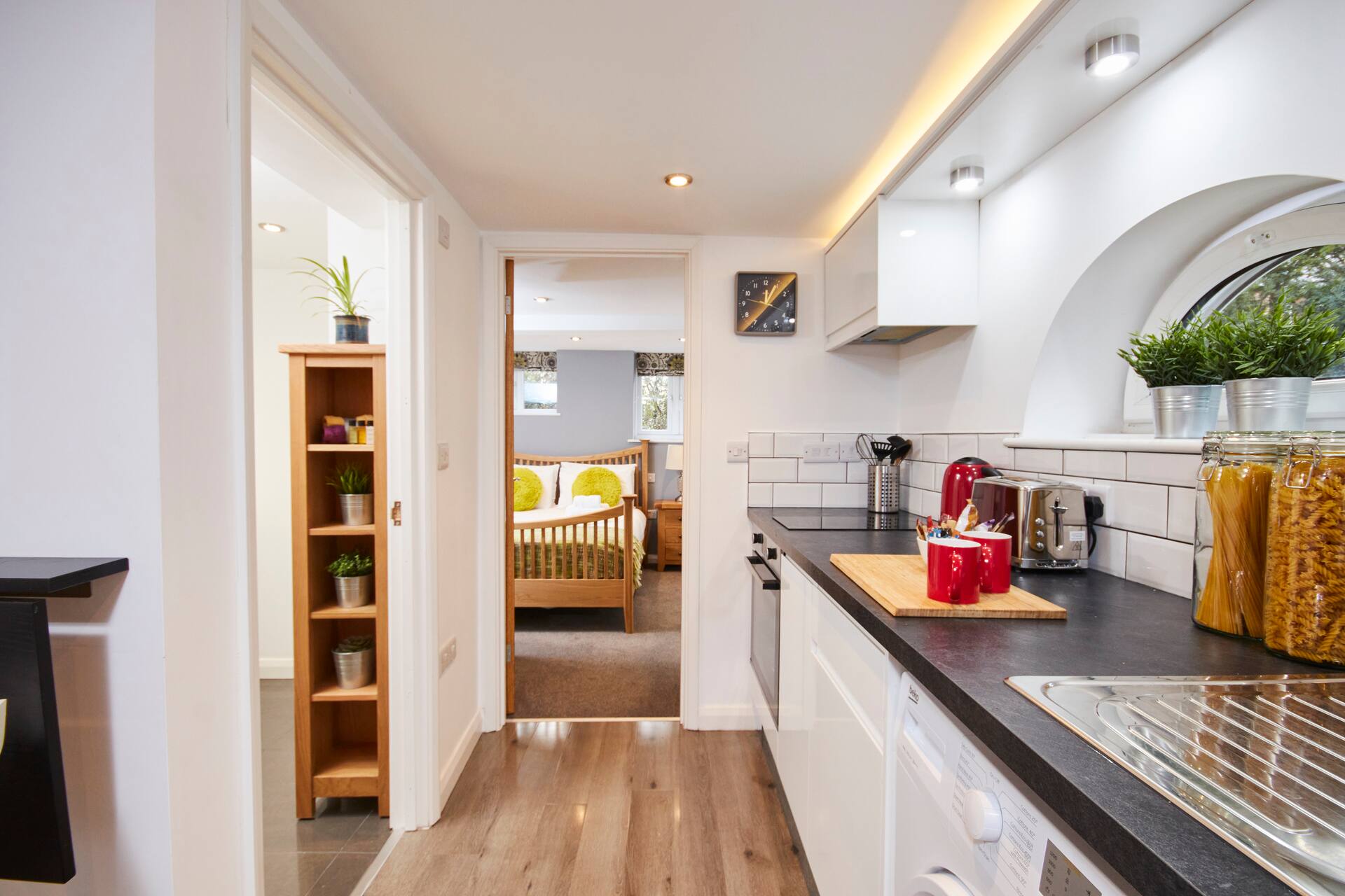Courtyard Apt w/ Free Gym & Pool Access – Near EMA