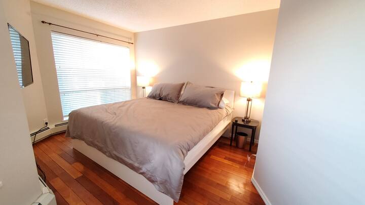 KING size bed, luxurious bedding!