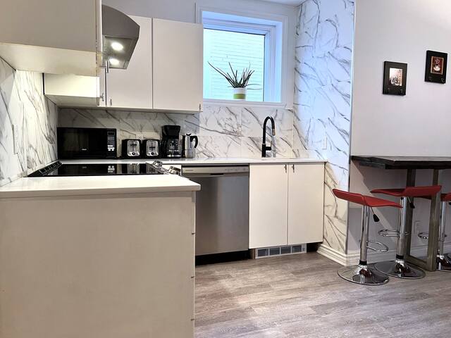 A3~Free Parking+9 bed/sofabed+Balcony~100WalkScore gallery image 4