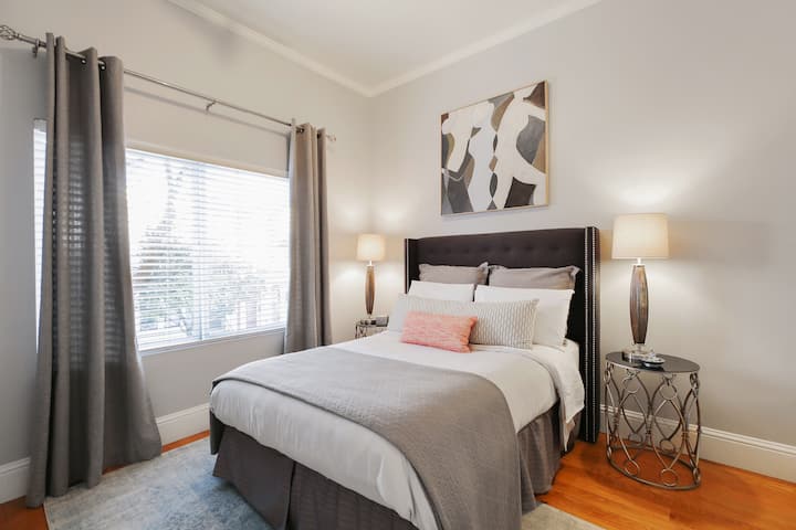 חדר שינה בקומה הראשונה מס '1  עם מיטה זוגית. אמבטיה מלאה במורד המסדרון.