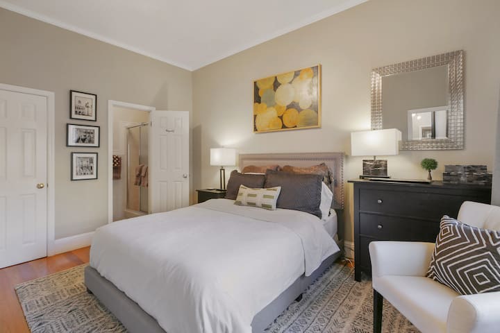 חדר שינה בקומה הראשונה מס '2, מיטת קווין סייז, חדר רחצה ושירותים צמוד. מצעים יוקרתיים על כל המיטות.