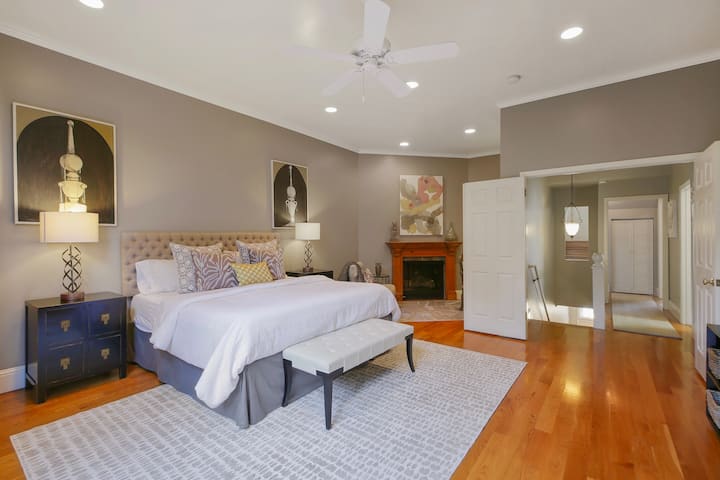 קומה 2, חדר שינה ראשי (#3). מיטת קינג סייז, מצעים יוקרתיים, אח גז, פינת ישיבה, שולחן עבודה, טלוויזיה 42אינץ ', אמבטיה צמודה.