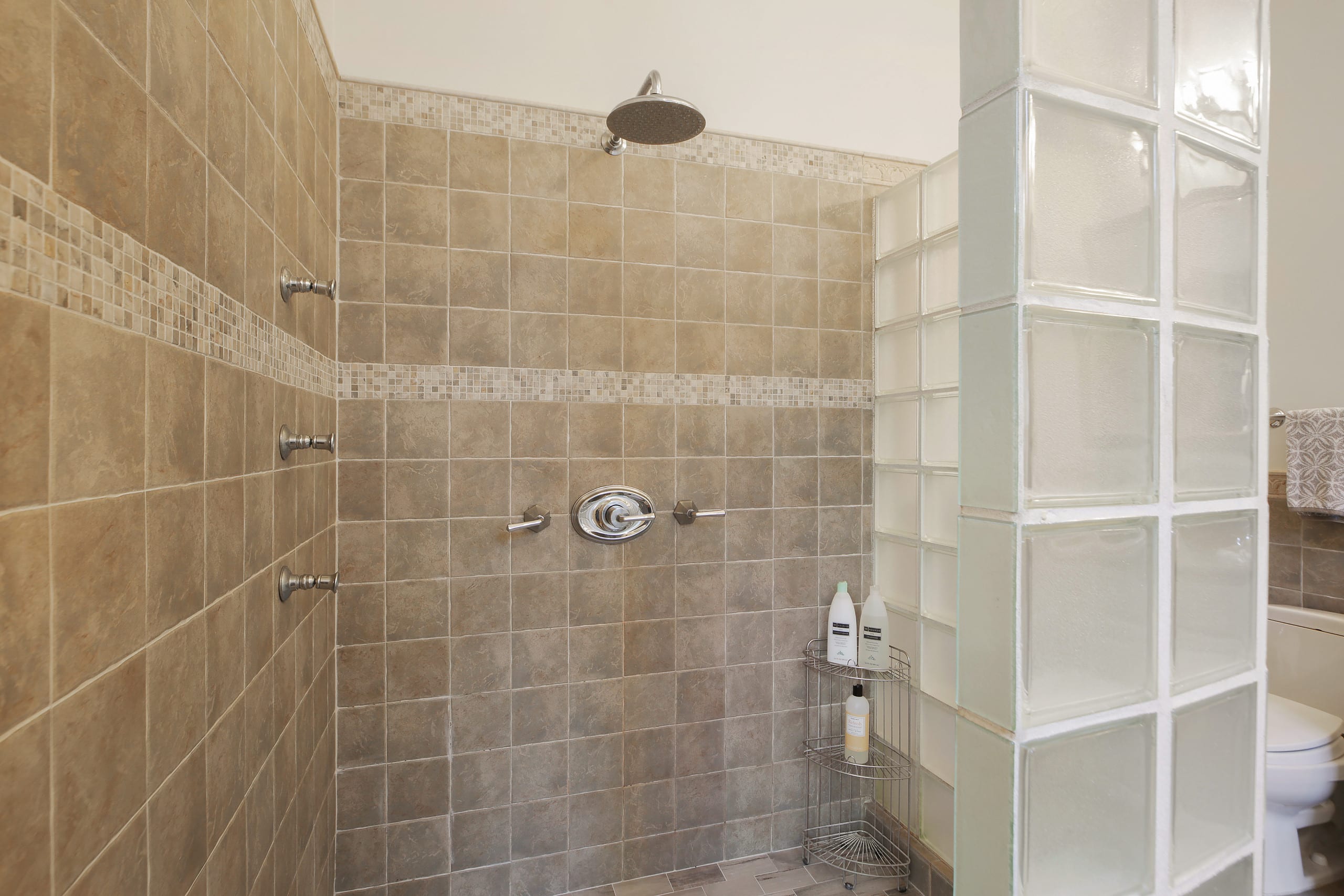 Home in San Francisco · ★4.96 · 6 bedrooms · 10 beds · 4 baths - Image 34