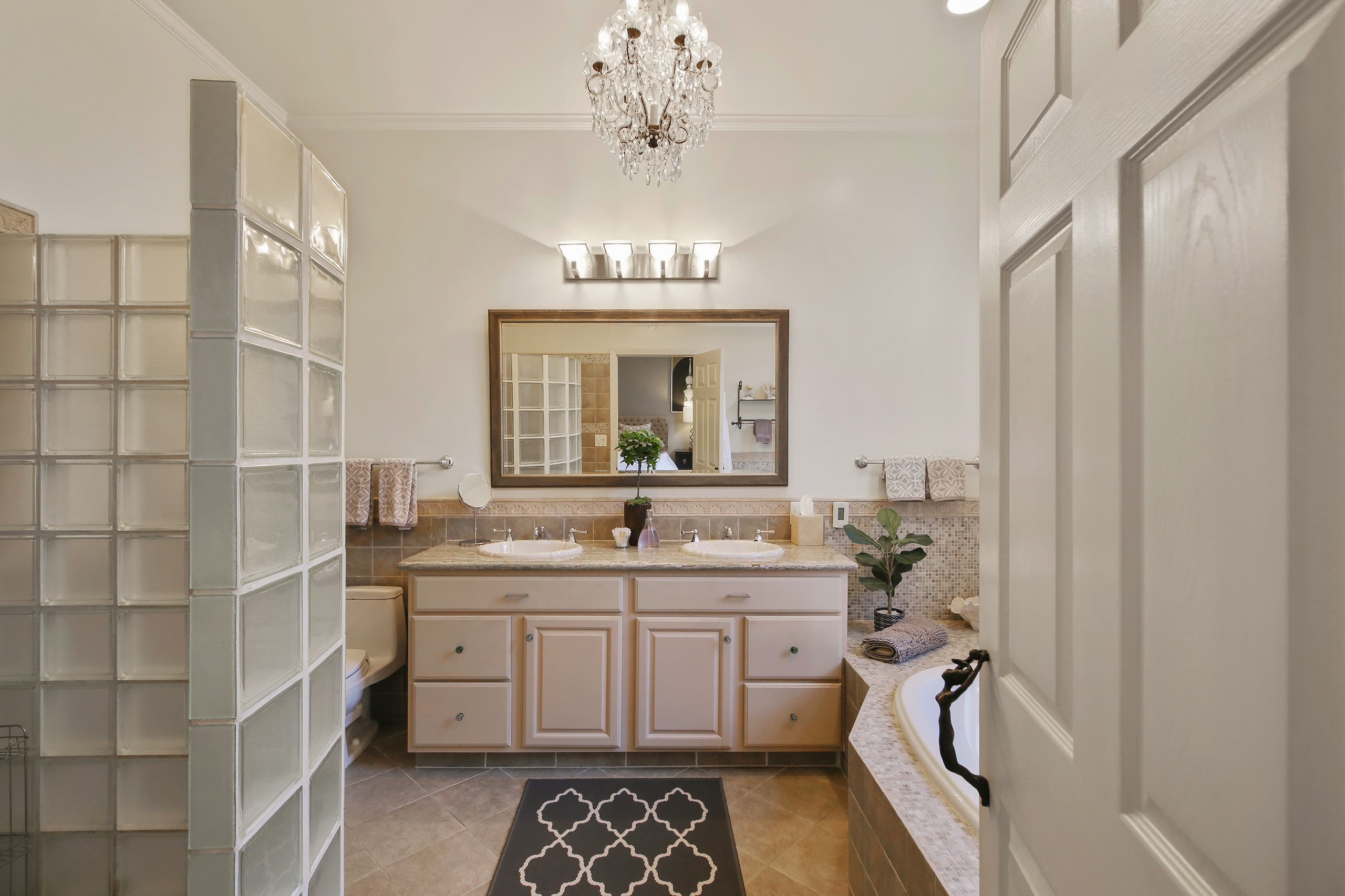 Home in San Francisco · ★4.96 · 6 bedrooms · 10 beds · 4 baths - Image 32