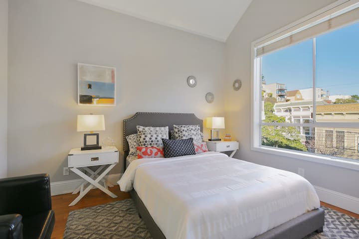 חדר שינה בקומה השנייה (חדר 5) עם מיטת קווין סייז, מאוורר תקרה והרבה אור טבעי. 