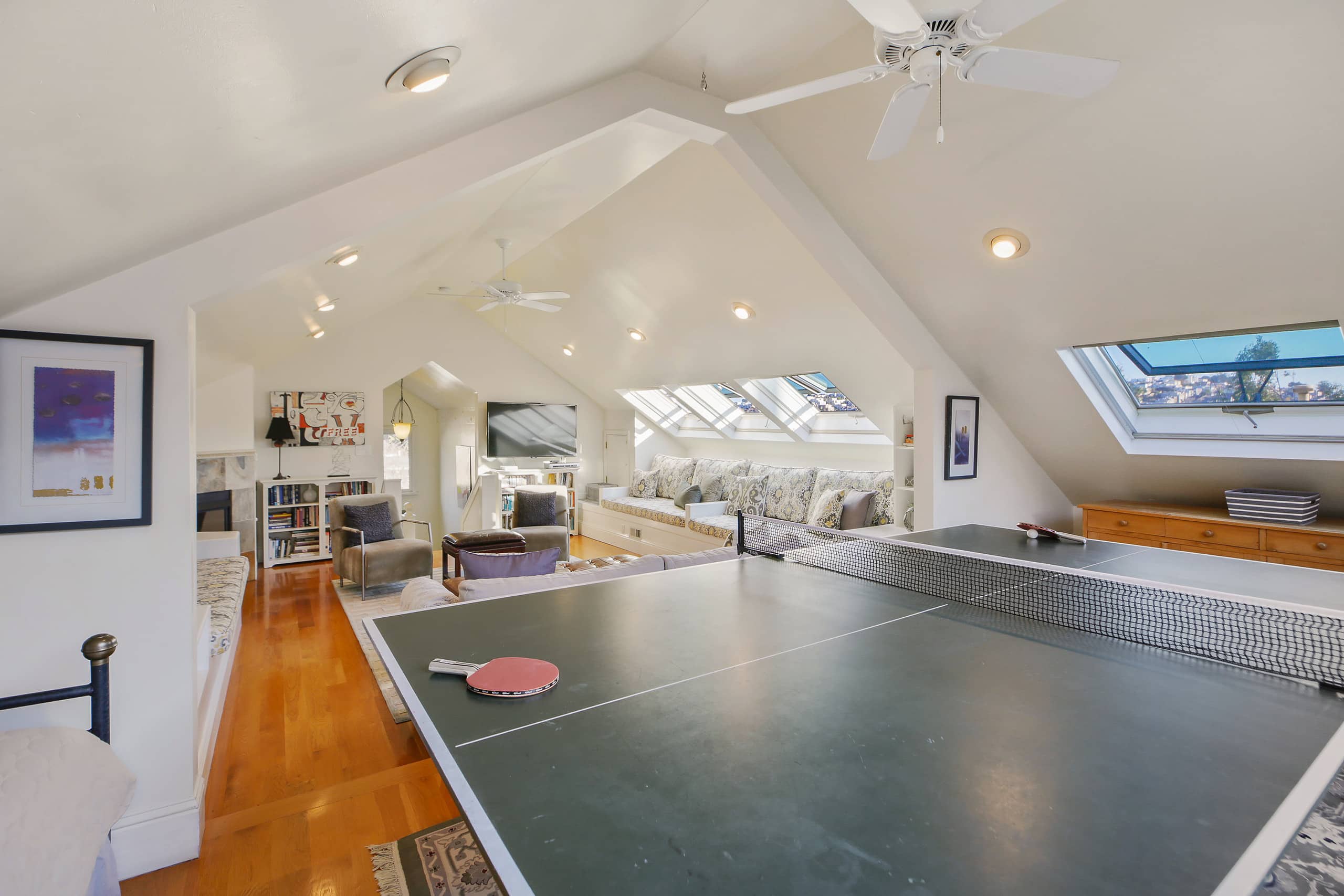 Home in San Francisco · ★4.96 · 6 bedrooms · 10 beds · 4 baths - Image 9