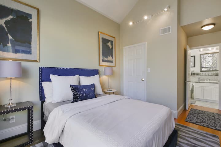 חדר שינה בקומה השנייה (חדר 4) עם מיטה זוגית, מאוורר תקרה ואמבטיה צמודה. 