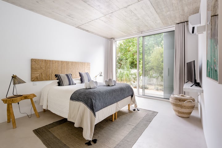Master Bedroom 2
//
A 3D tour of the villa is available at https://tinyurl.com/VillaLaranjeiras3D