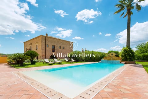 Villa with swimming pool and private spa