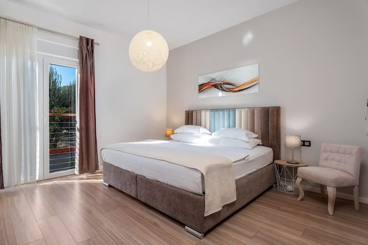 Спална соба бр .1 со брачен кревет (широк 180 см x 200 см) која може да се отвори во два единечни кревета