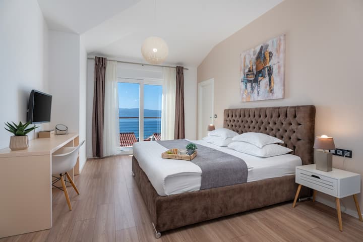 Спална соба бр .3 со брачен кревет (широк 180 см x 200 см), сопствена бања со када