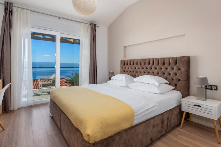 Спална соба бр .4 со брачен кревет (широк 180 см x 200 см), сопствена бања со туш