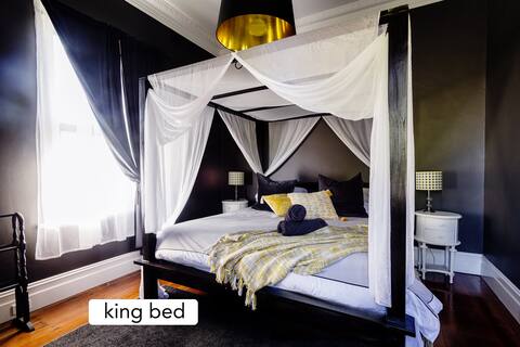 Cosy couple's suite, King bed, pool and sauna